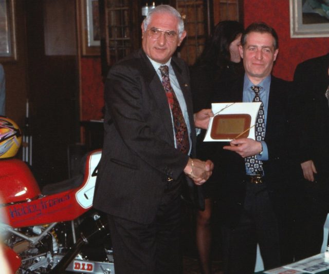 Renato Chiarelli a dx - premiato dall allora coordinatore nazionale motocross Morresi-min
