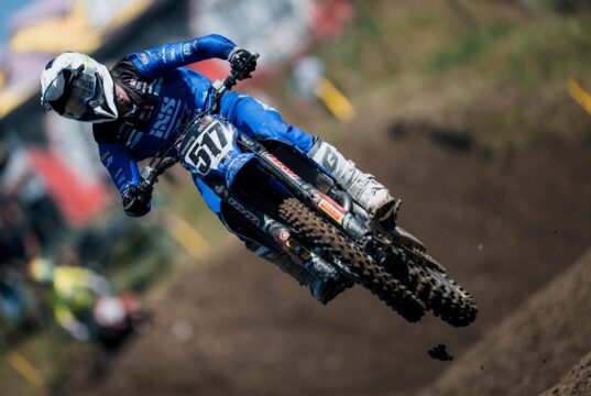 Team JK Yamaha Racing protagonista in Repubblica Ceca: Kubulins sfiora la vittoria, Gifting conferma la crescita in MXGP