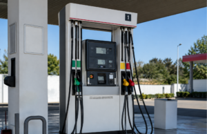 Benzina annacquata nella capitale, cresce l’allarme: auto, moto e scooter in panne dopo il rifornimento